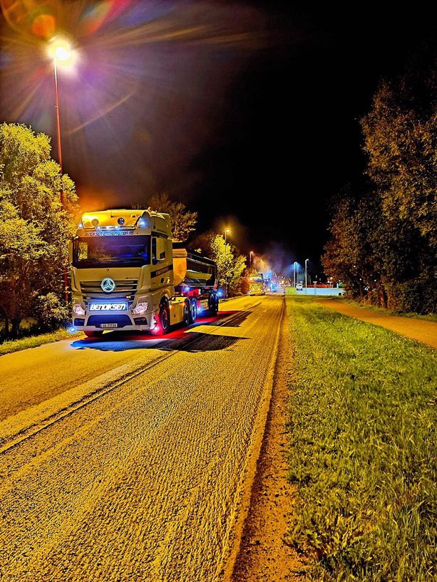 Lastebil på en vei om natten