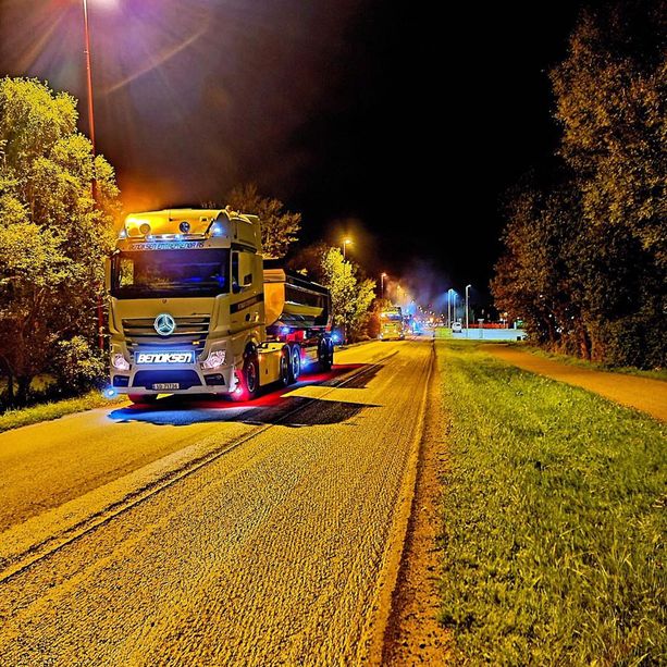 Lastebil på en vei om natten